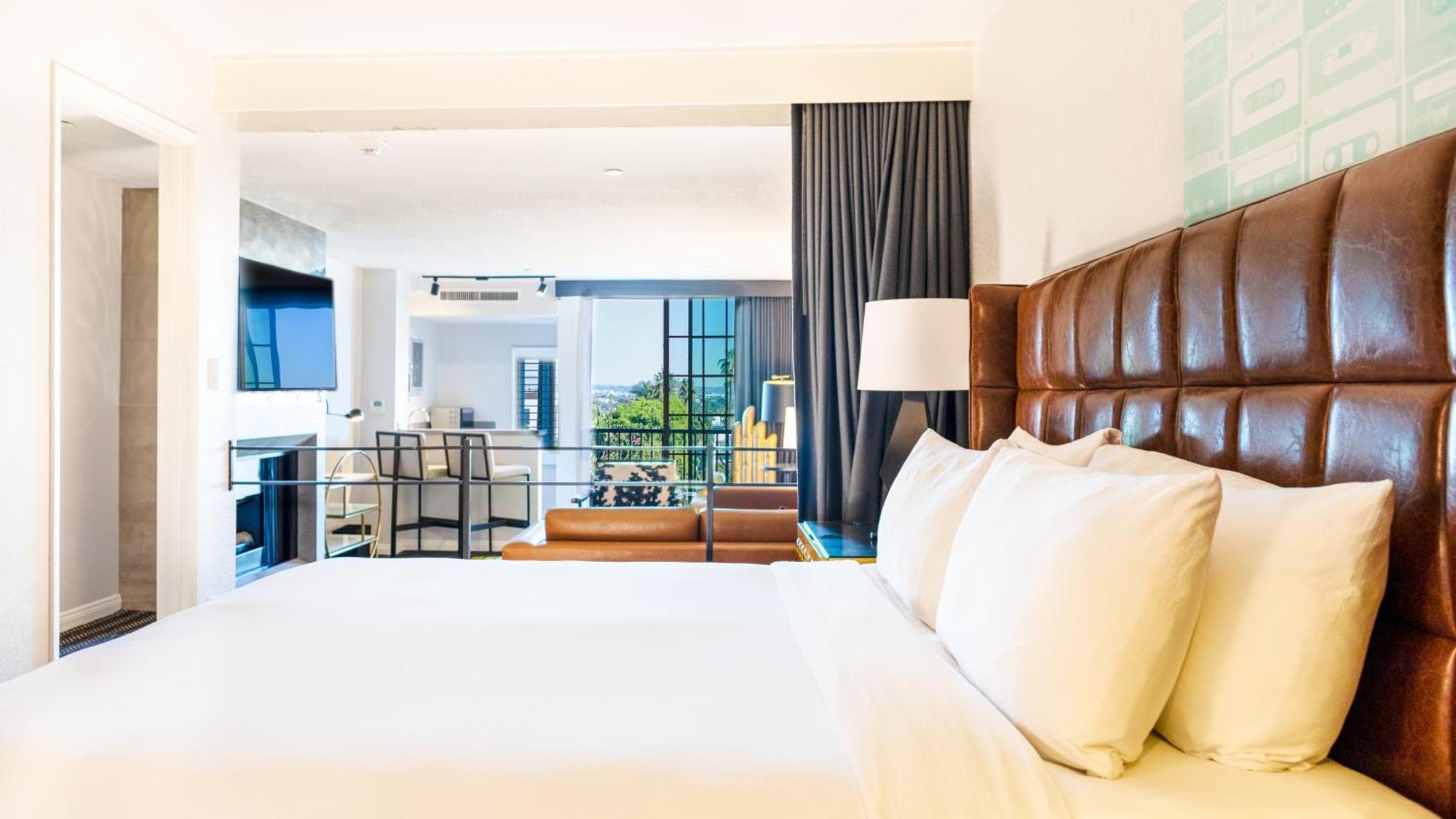 Signature King Suite, City View & Balcony